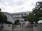 高槻市立寿栄小学校まで723m