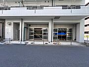 道路から見た正面