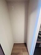 キッチン横に冷蔵庫置場を確保。家事動線にも配慮された間取りです。