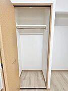 1人用にちょうどいいサイズの収納スペースがあります。
