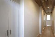玄関横には物入があります
