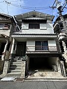 周辺道路広々で車移動もラクラクな車庫付き中古戸建