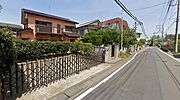 前面道路が広く車の出入りもスムーズに行えます。住宅街の中に位置し落ち着いた印象のある環境です。敷地前には緑が豊かに広がっており季節感を感じられます。しっかりとした門扉とフェンスも確認できます。
