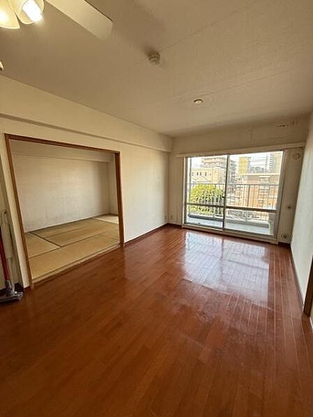 大きな窓から自然光がたっぷり差し込むリビングです。隣接する和室とつながりがあり広々とした空間が広がります。