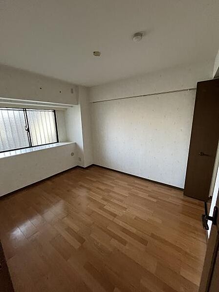 明るい雰囲気の納戸です。フローリング仕様でお掃除も簡単です。窓からの採光で室内がしっかりと照らされます。壁面もシンプルで様々な用途にご利用いただけます。収納や家具の配置もしやすいレイアウトです。