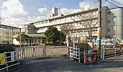 四日市市立三滝中学校まで3722m