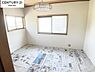 和室：2階和室　畳の日焼防止の新聞紙です。