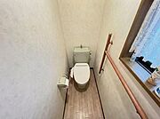 1階・2階それぞれにトイレ完備。来客時や夜間も安心です。※画像は実際の写真にCG加工（家具や調度品の削除や合成）を加えたもので実際とは異なる場合があります。