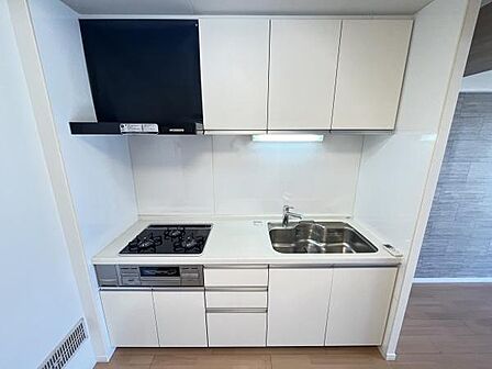 3口のガスコンロで、広々とした快適なキッチン、毎日が楽しく、お料理していただけます!2026年8月ガスコンロ交換済みです♪
