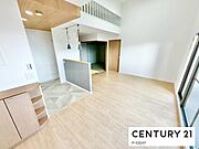 大きな窓から日光が差し込む明るいリビングです！