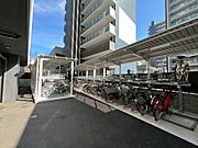 屋外に屋根付きバイク置き場あり！