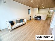 大きな窓から日光が差し込む明るいリビングです！