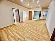 大きな窓から日光が差し込む明るいリビングです！
