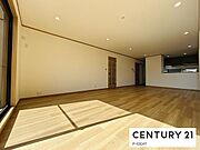 大きな窓から日光が差し込む明るいリビングです！