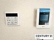モニター付きインターホンで来客者の顔も見えて安心です！給湯器のリモコンです！