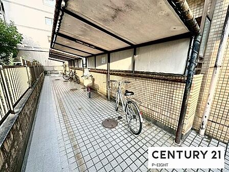 屋外に屋根付きの駐輪場があります!