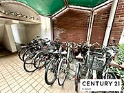 屋外に屋根付きの駐輪場があります！