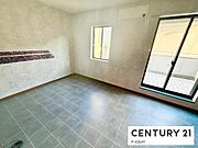 バルコニーに面している明るい洋室です！