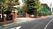 刈谷市立亀城小学校まで550m、現地から550m