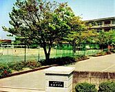 安城市立安祥中学校まで852m、現地から852m