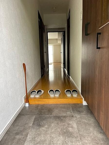 開放感ある明るい広々とした玄関ですシューズボックス付きで玄関周りがスッキリします