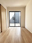 1階洋室5帖　LDKに隣接する洋室は、キッズルームやお昼寝部屋にもちょうどよく、家族に嬉しい一部屋です