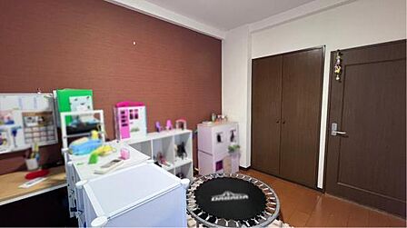 洋室約6帖　子供部屋や書斎など、様々な用途にお使いいただけるお部屋です