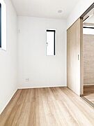 1階洋室3帖　リビング横の洋室で一体化利用できます来客時や小さいお子様の遊び場としても活躍します