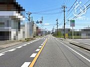 前面道路はゆとりある幅員12.2m　向かいの建物との距離があるため遮るものがなく、室内の日当たりは良好です