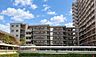 その他：現地外観　所在側5階建の3階部分です