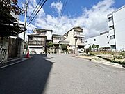 ■当該地全面道路写真南側全面道路は幅員約4.7ｍ。お車2台スライドできる幅もございますね。