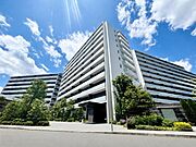 落ち着いたグレーカラーを基調にホテルライクな外壁は飽きが来なく汚れなども目立ちにくい外観に仕上がっております。周囲が抜けており気持ちいい日差しが降り注ぎますね！