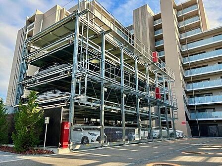対面にある機械式駐車場です。