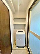 【洗濯機置き場】リネン収納にも役立つ棚付※AI加工で荷物を消去しております。
