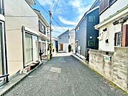 【前面道路】戸建の並ぶ閑静な環境