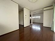 【リビング】家具を置いてもゆとりのある、広々としたリビングです。※AI加工により家具等を消去した画像です。細部設備については描写が不足している箇所がございますので、予めご了承ください。