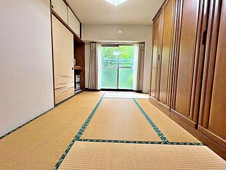 【和室】押入付きの和室※AI加工により荷物・私物を除去加工しています。実際の状況と異なる場合があります。
