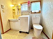 【洗面台・洗面所】洗面化粧化粧台+洗濯機置き場+トイレを備えた洗面室。※AI加工により荷物・私物を除去加工しています。実際の状況と異なる場合があります。
