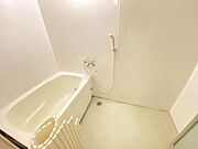 【浴室】白を基調とした、シンプルなバスルーム。足を伸ばしてゆったりと浸かれる広さがあります。