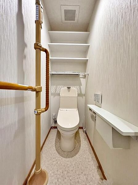 【トイレ】上部棚やカウンターを設け、トイレ用品の収納や小物を飾るスペースとして活用できます※AI加工により荷物など除去加工しています。実際の状況と異なる場合があります。