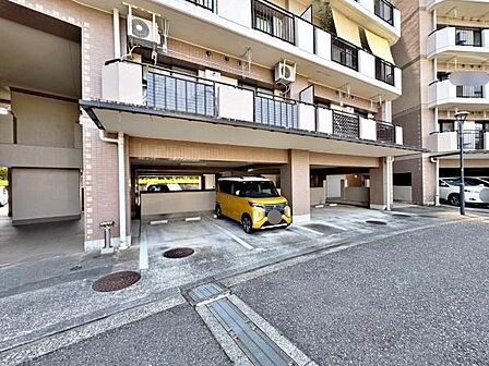 【駐車場】マンション敷地内にある駐車場