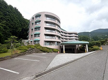 建物外観の様子です。お客様用駐車場も建物内外で完備！