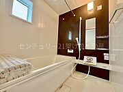 【浴室】浴室乾燥暖房機付きです。雨の日の洗濯物の乾燥やヒートショック対策としてもお使い頂けます。