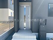 【玄関】屋根付きで雨の日にも安心です◎