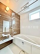 【浴室】窓があるので明るさや換気もバッチリです。