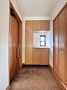 【玄関】採光面があり、明るい玄関です。ご家族のお履き物をたっぷり収納できる飾り棚付きシューズボックス♪