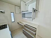 収納豊富なカップボード付き！キッチン横には棚付きパントリーもございます◎