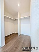 6.1帖洋室のウォークインクローゼットです♪お洋服もたっぷり収納できます♪衣装ケースも入るので、衣替えのシーズンが来ても、スムーズにお洋服などの整理ができます♪