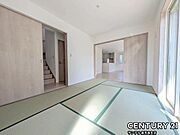 6.5帖の和室です♪リビング横に和室があることで和と洋の雰囲気を味わえ素敵な空間を演出でき、お子様の遊び部屋や客間としても利用できます♪