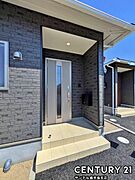 セキュリティ面でも安心なダブルロックドアの玄関です♪屋根があるので、ちょっとした雨の日でも焦ることなく鍵や傘の開け閉めができます♪
